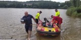 Niezwykła akcja płetwonurków. Zabytkowy wagonik odnaleziony na dnie zalewu Piachy w Starachowicach. Zobacz zdjęcia