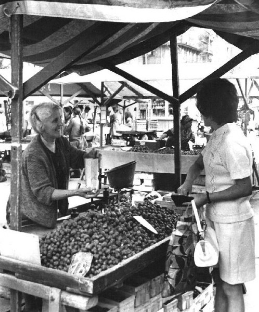 Lipiec 1973 r. Na ryneczku dużo truskawek