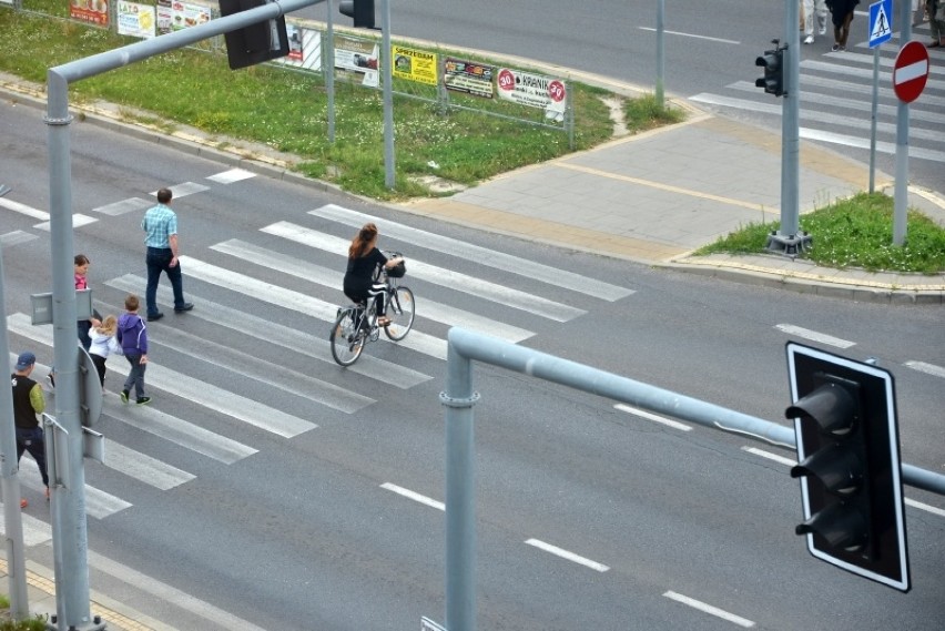 Rowerzyści domagają się przejazdów przez przejścia dla pieszych na przeciwko Urzędu Wojewódzkiego