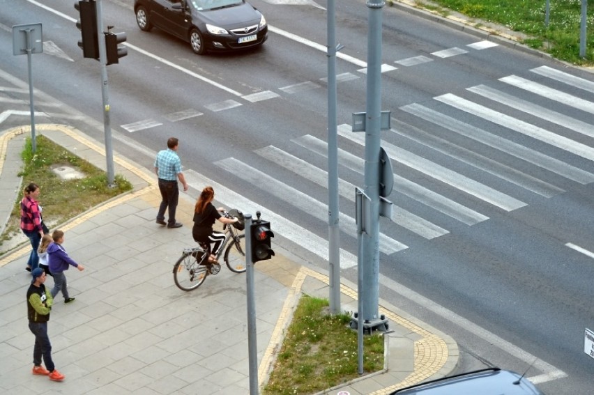 Rowerzyści domagają się przejazdów przez przejścia dla pieszych na przeciwko Urzędu Wojewódzkiego