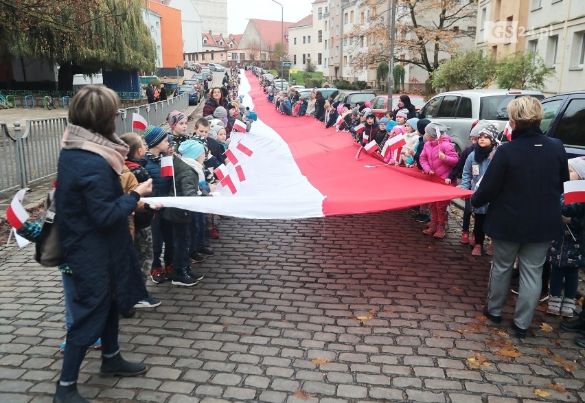 Uczniowie ponieśli ogromną flagę ulicami Szczecina [ZDJĘCIA, WIDEO] 