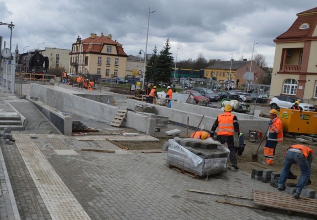 Od strony dworca kolejowego prace przy budowie tunelu pieszo - rowerowego w Skarżysku - Kamiennej idą pełną parą.