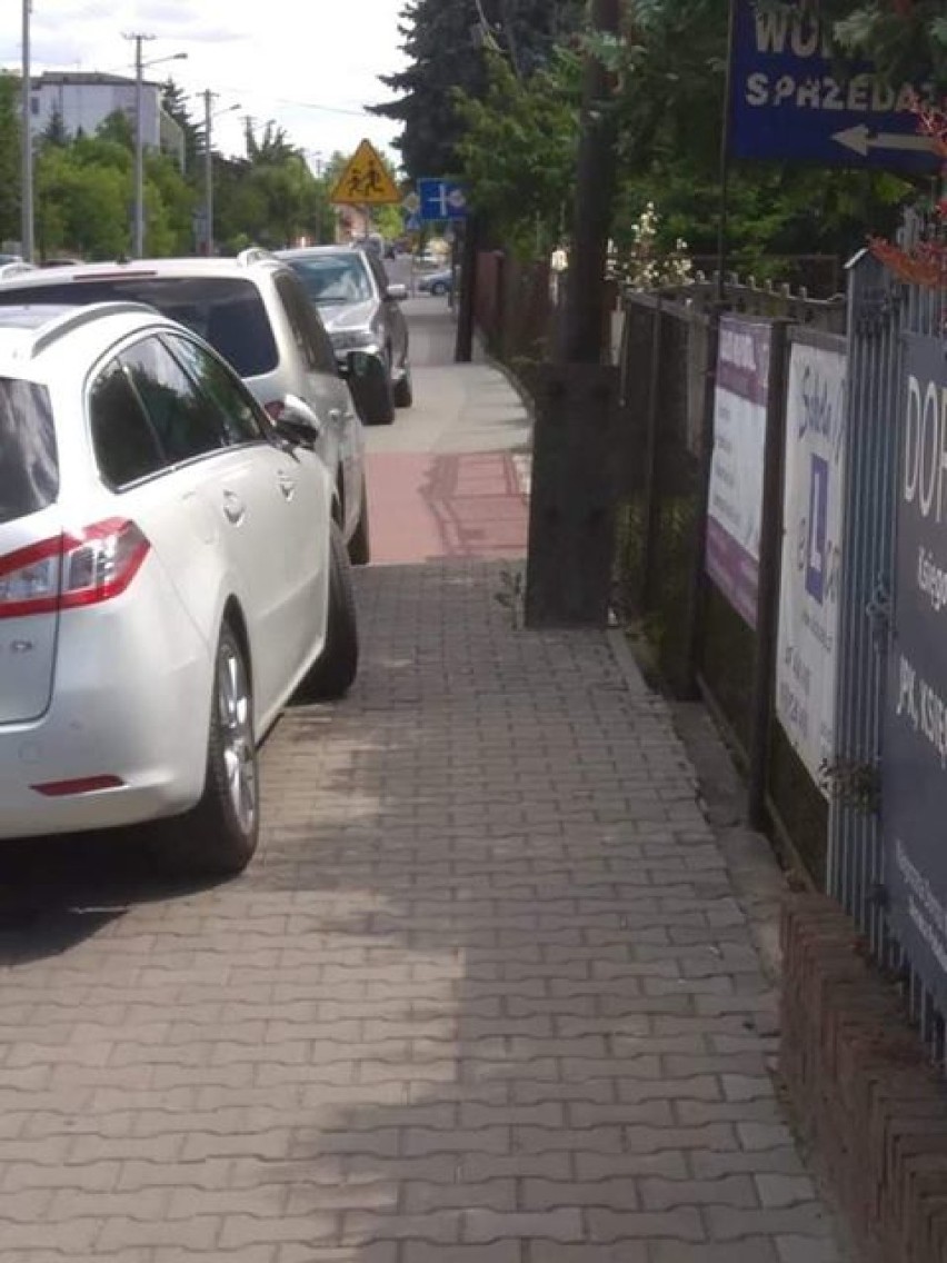 Piesi skarżą się na kierowców nieprawidłowo parkujących przy ul. Mickiewicza w Radomsku [ZDJĘCIA]
