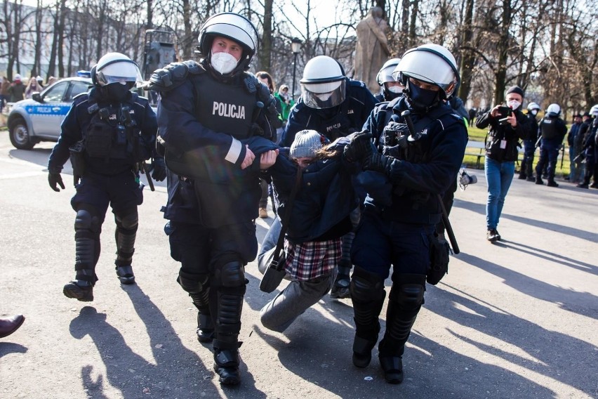 W trakcie wczorajszych zabezpieczeń policjanci zatrzymali 11...