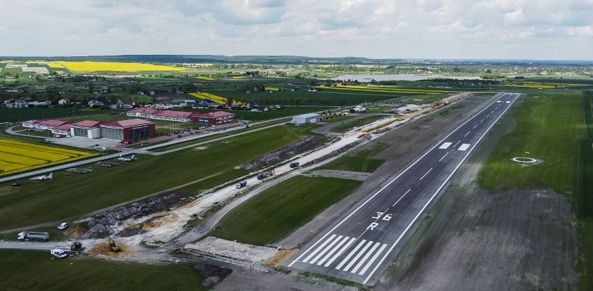 Wkrótce zakończą się prace budowlane na uczelnianym lotnisku PWSZ w Chełmie. Pas betonowy już gotowy. Zobacz zdjęcia