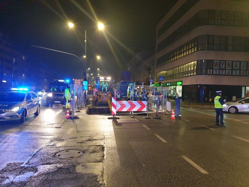 Awaria wodociągów na Pradze. Zapadła się jezdnia na ul. Grochowskiej