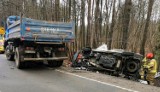 Czołowe zderzenie z ciężarówką w Leźnie. AKTUALIZACJA: 42-latek nie przeżył