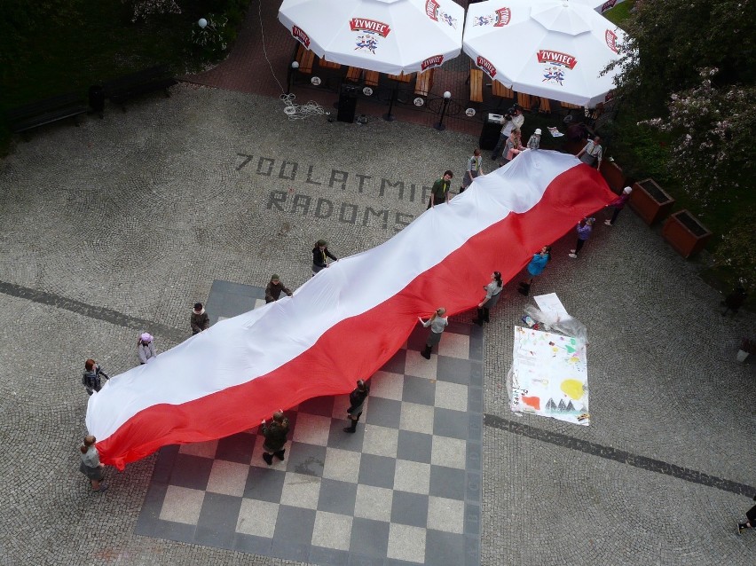 Harcerze z Hufca ZHP Radomsko na Placu 3 Maja przygotowali...