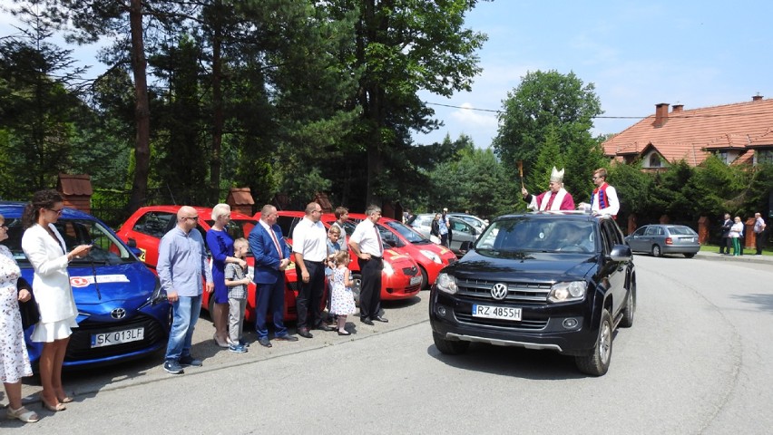 Biskup Piotr Greger zaapelował do kierowców i poświecił samochody [ZDJĘCIA]