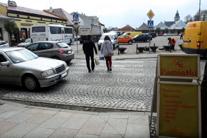 Kobieta wychodząca z cukierni zginęła pod kołami TIR-a