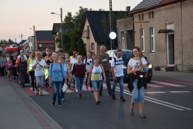 Siedemnasto kilometrowa trasapieszej pielgrzymki, wiodła malowniczą trasa wokół jeziora Błędno, przez Przyprostynię, Perzyny, Nową Wieś Zbąską, Nową Wieś, Nądnię i dalej ulicami miasta