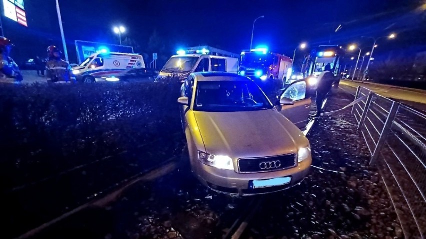 Uciekając przed policją, kierowca audi wpadł na torowisko...