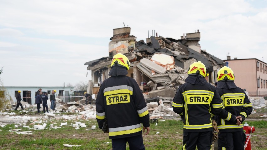 Wojewoda odwiedził miejsce tragedii w Sędzińcu. Jedna z poszkodowanych osób opuściła już szpital. Będą zasiłki dla rodzin 