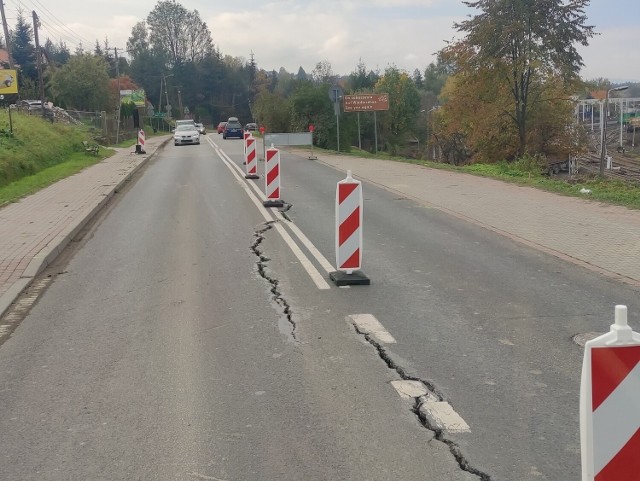 Pęknięta ul. Zakopiańska w Rabce - wciąż nie wiadomo, kiedy będzie przejezdna