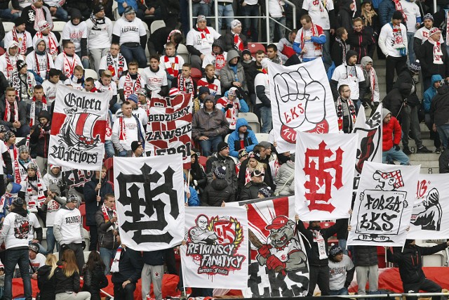 16.10.2016 lodz .mecz o mistrzostwo 3 ligi pomiedzy zespolami lks ( biale stroje ) i widzewa lodz  ( stroje czerwone ) zakonczyl sie remisem 2-2.


nz. pilka nozna , derby , lks , widzew , pilkarz , pilkarze , stadion mosiru , kibice , kibicowanie.

fot.szymczak krzysztof / polska press *** local caption *** lodz dziennik lodzki