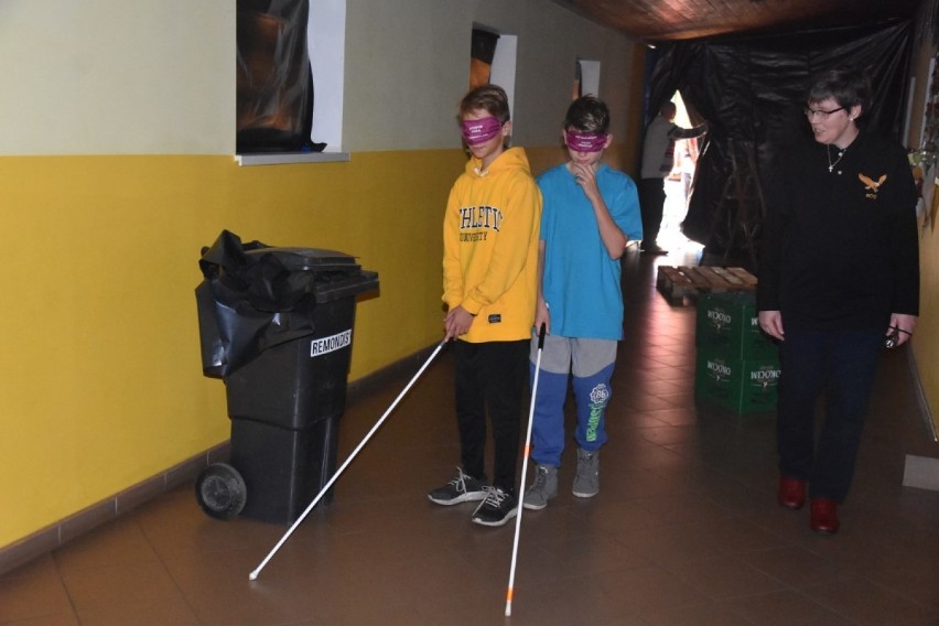 Tunel doświadczeń w wągrowieckiej "trójce". Dzieci mogły poczuć to, co czują osoby niepełnosprawne 