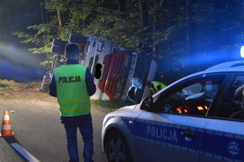 Wypadek koło Sługocic: Wciąż nie zidentyfikowano ofiary wypadku. Policja prosi o pomoc