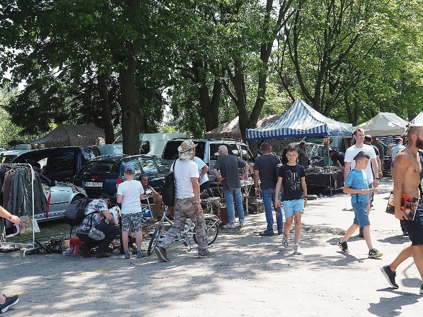 Moto Weteran Bazar w Łodzi. Powróciła największa giełda kolekcjonerska w Polsce. Syrena, Polonez, motorynka, Komar, Junak           