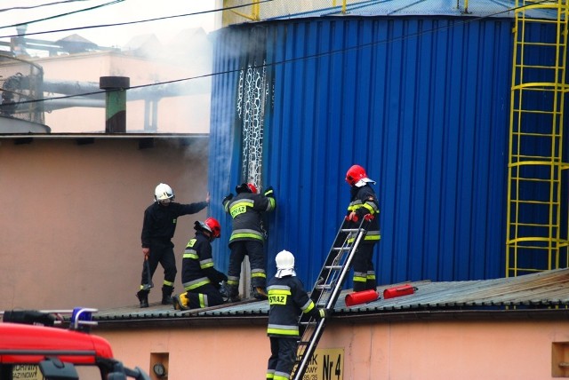 Pożar w Jarocinie: Pali się zewnętrzne poszycie zbiornika w Izolacji Jarocin