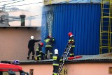 Pożar w Jarocinie: Pali się zewnętrzne poszycie zbiornika w Izolacji Jarocin [ZDJĘCIA]