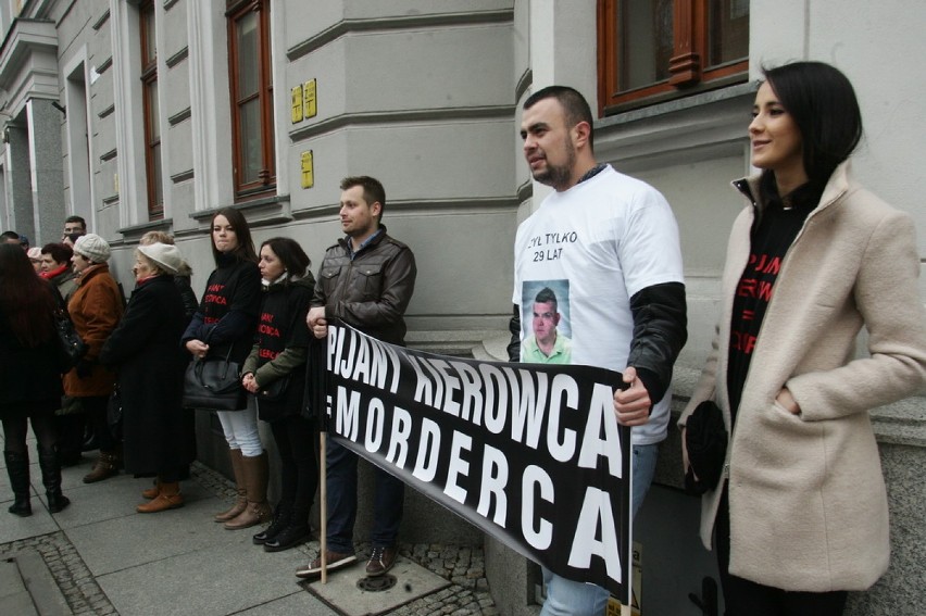 Protest przed sądem w Legnicy (ZDJĘCIA)