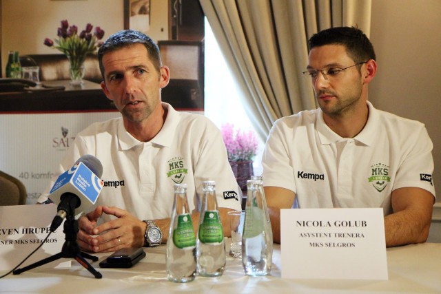 Trener Neven Hrupec (z lewej) i jego asystent Nikola Golub