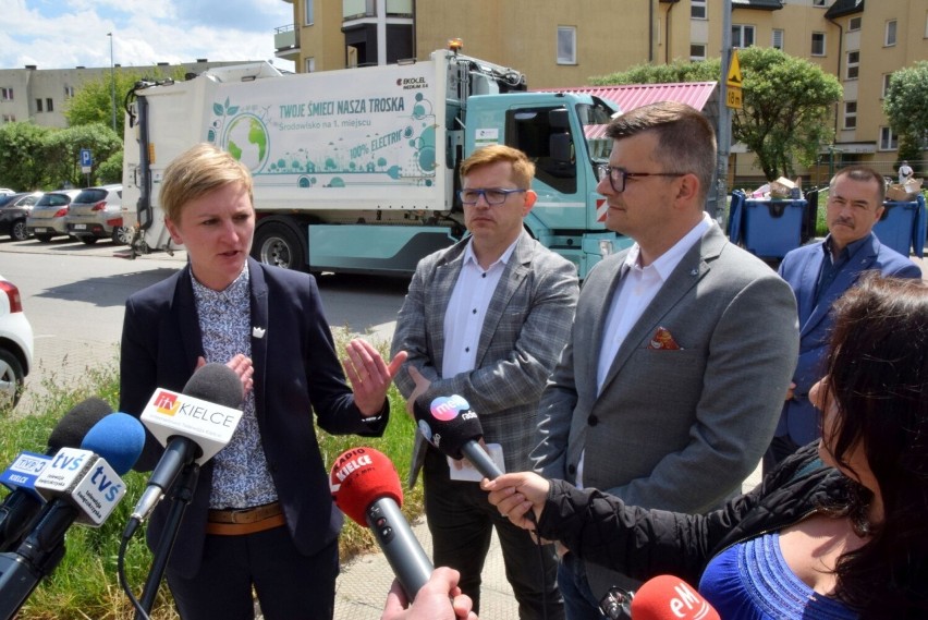 "Elektryk" odbiera śmieci w Kielcach. Pojazd jest testowany na Ślichowicach i w centrum. Zobacz zdjęcia i wideo