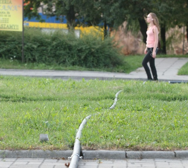 Na ul. Zgierskiej montowane są tzw. bajpasy, przez które w czasie remontu będzie dostarczana woda do lokali.