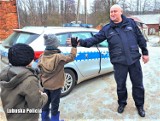 ŻAGAŃ. Dzielnicowy obdarował zabawkami najmłodszych mieszkańców swojej gminy. Brawo! [ZDJĘCIA]