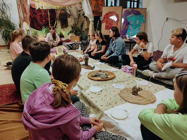Podczas warsztatów podróżniczych w Centrum Promocji Dialogu w Janikowie uczestnicy mieli okazję poznać lepiej Indonezję. Przewodniczką po tym kraju była Laura Kozubowska, artystka i animatorka.