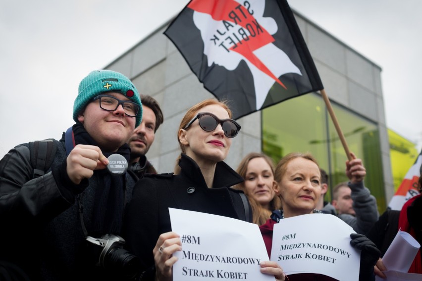 Jessica Chastain na strajku kobiet w Warszawie. Znana...