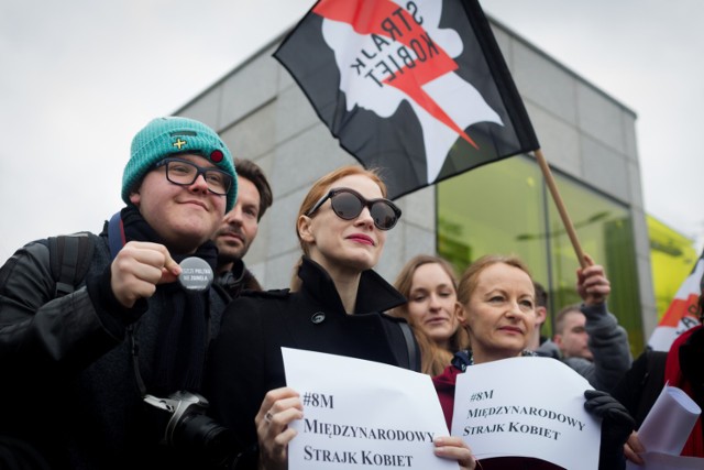 Jessica Chastain na strajku kobiet w Warszawie. Znana aktorka też protestowała [ZDJĘCIA]