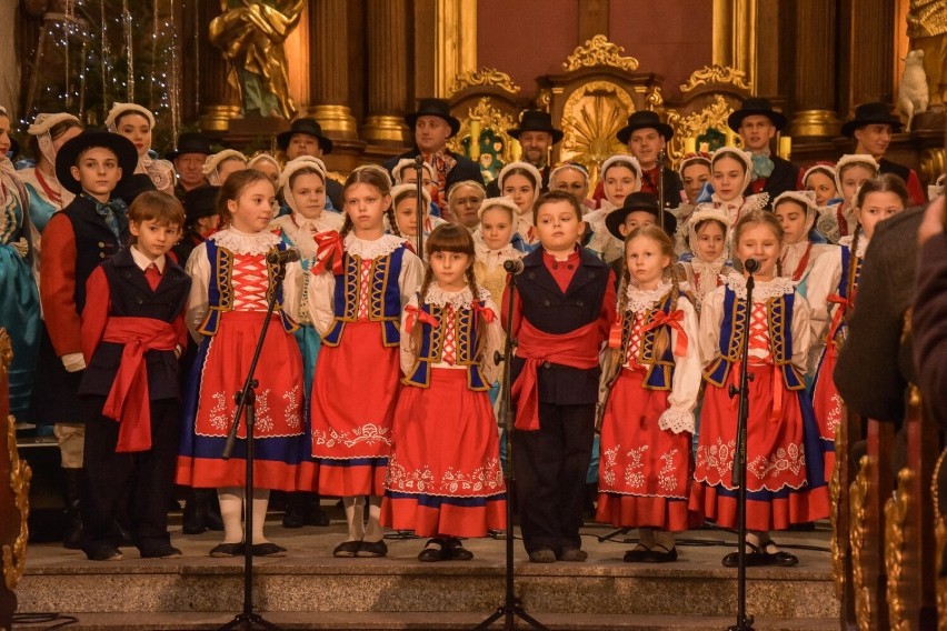 Szamotuły. Tradycja kolędowania pozostaje żywa! Zespół Folklorystyczny "Szamotuły" koncertował w kościele pw. Św. Krzyża