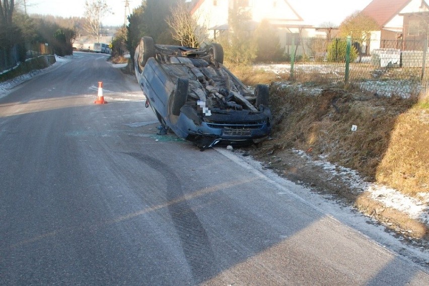 Wypadek w Czarnoszycach w gminie Człuchów. Samochód dachował, poszkodowana jest 12-letnia dziewczynka