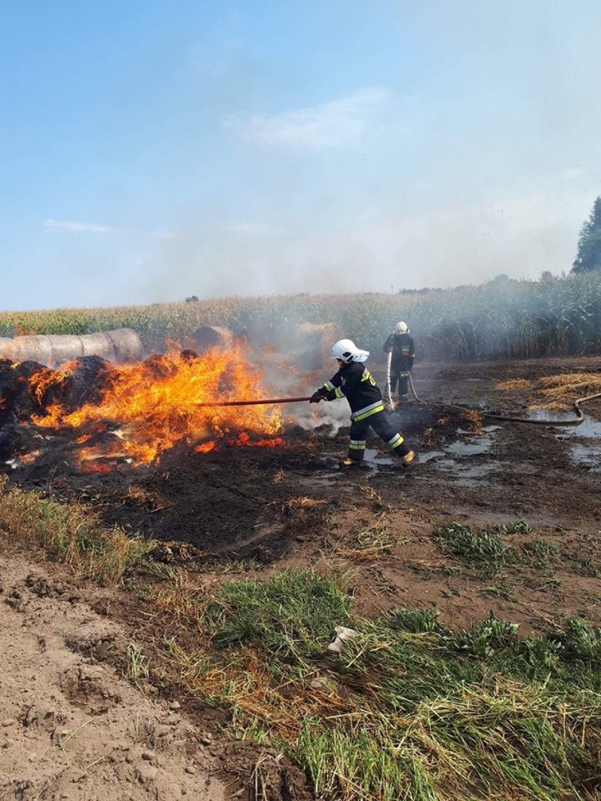 Pożar stogu słomy na polu w Gradowicach