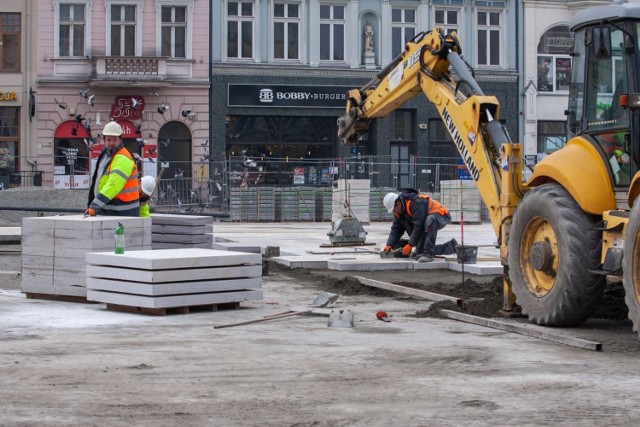 Na razie nic nie wskazuje, by wykonawcy, czyli firmie Betpol, miało nie udać dotrzymać się terminu zakończenie prac, czyli 30 czerwca tego roku. 

- Obserwuję niemal codziennie plac budowy i trzeba przyznać, że prace postępują bardzo sprawnie - mówi pan Bolesław, nasz Czytelnik. - Zawsze kręcą się jacyś pracownicy, a nie jak w przypadku niektórych inwestycji, kiedy zdarzało się, że plac budowy był pusty przez dłuższy czas. 


Dwa razy więcej fotoradarów na polskich drogach. Zobacz wideo!

