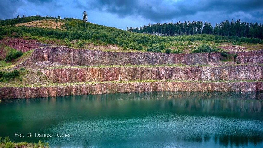 Zwiedzamy nasz region. Niezwykły zalew w dawnym kamieniołomie w Świerkach  (ZDJĘCIA)