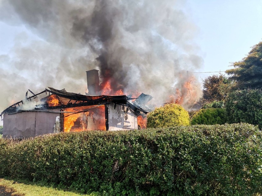Pożar we wsi Cienia pod Błaszkami. Palił się drewniany dom ZDJĘCIA