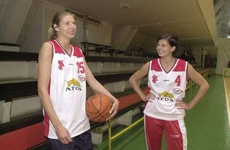 Koszykarki ŁKS Birute Dominauskaite (z lewej) i Alicja Perlińska miały powody do zadowolenia. Łodzianki  wygrały w Olsztynie z Łącznością.