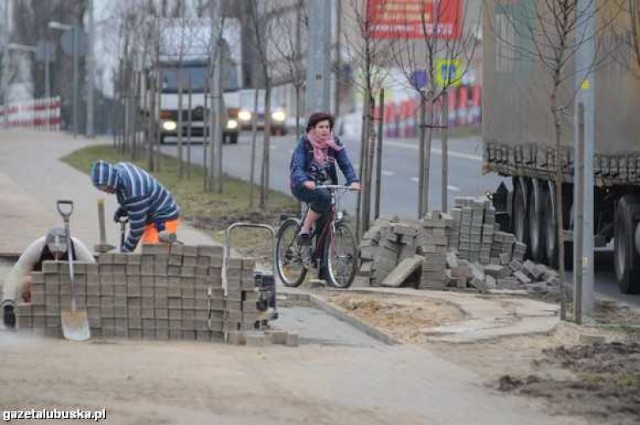 ... często jeździ Sulechowską. - Nareszcie ktoś wziął się do roboty - mówi.