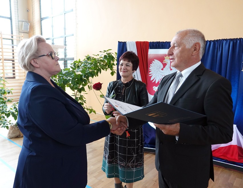 Sądecczyzna. Nauczyciele zostali nagrodzeni przez starostę. Kto otrzymał nagrodę? [ZDJĘCIA]