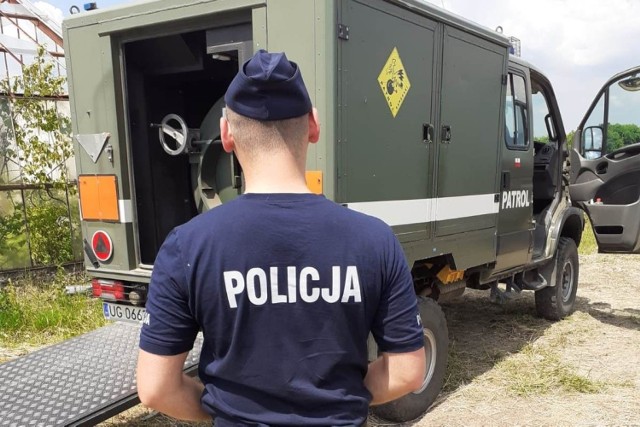 Niebezpieczną pozostałość z czasów II wojny światowej strzegli oświęcimscy policjanci, a potem zabrali ją saperzy z 16. Batalionu Powietrznodesantowego z Krakowa.