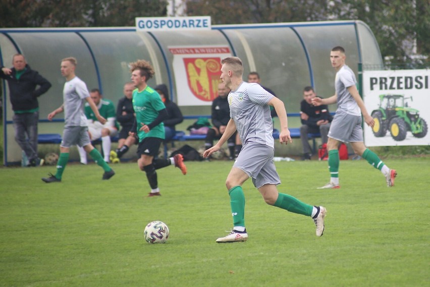 Wiślacy (zielone stroje) przegrali z Powiślem Dzierzgoń 0:3...