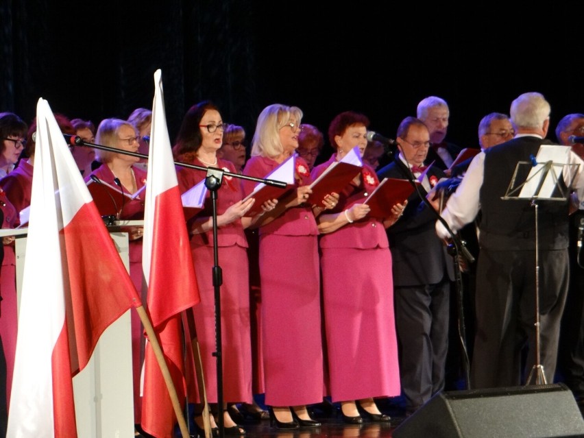 „Nasza droga do Niepodległej" - koncert chóru Romantica w MDK w Radomsku