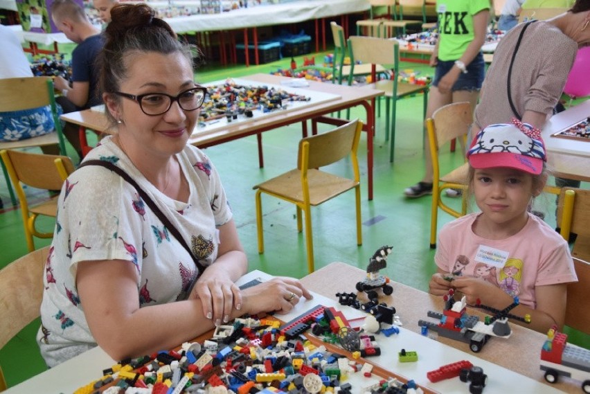 Rodzinne budowanie z klocków LEGO w Świebodzinie