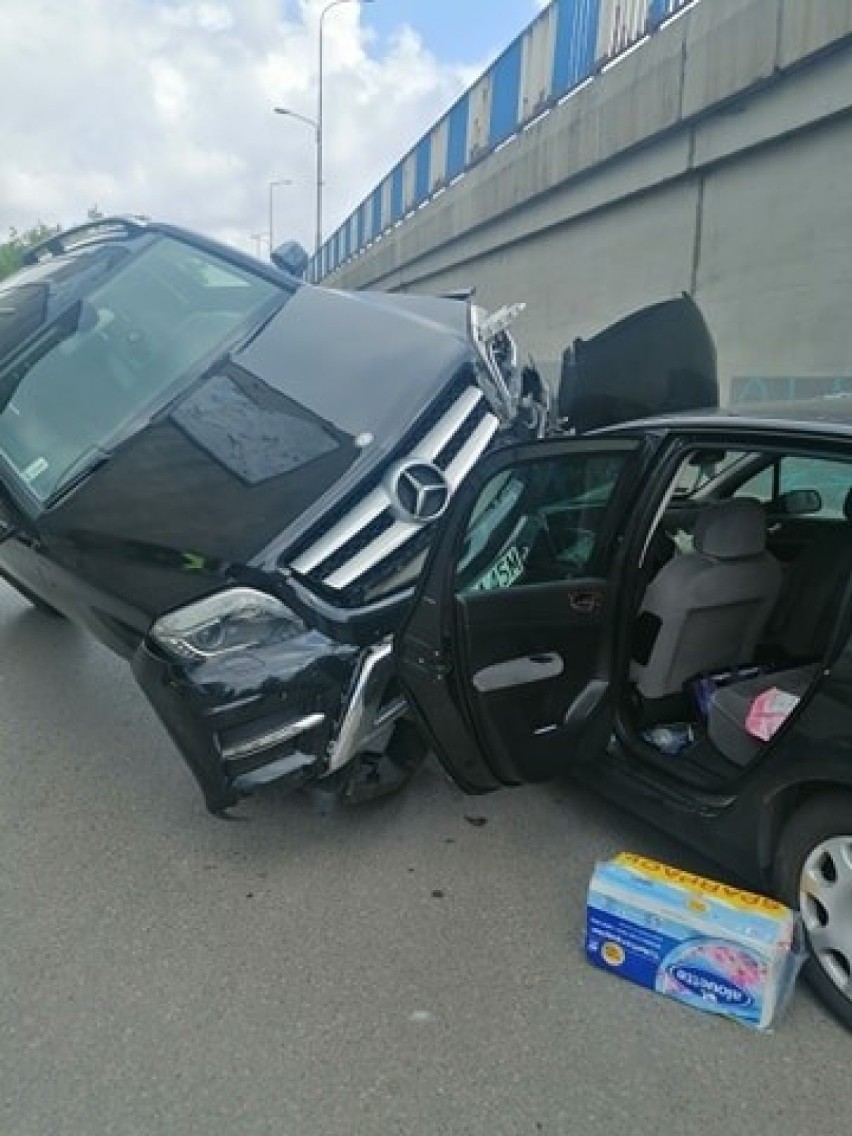 Kolizja w Zawierciu. Zderzyły się dwa samochody. Wyglądało bardzo groźnie