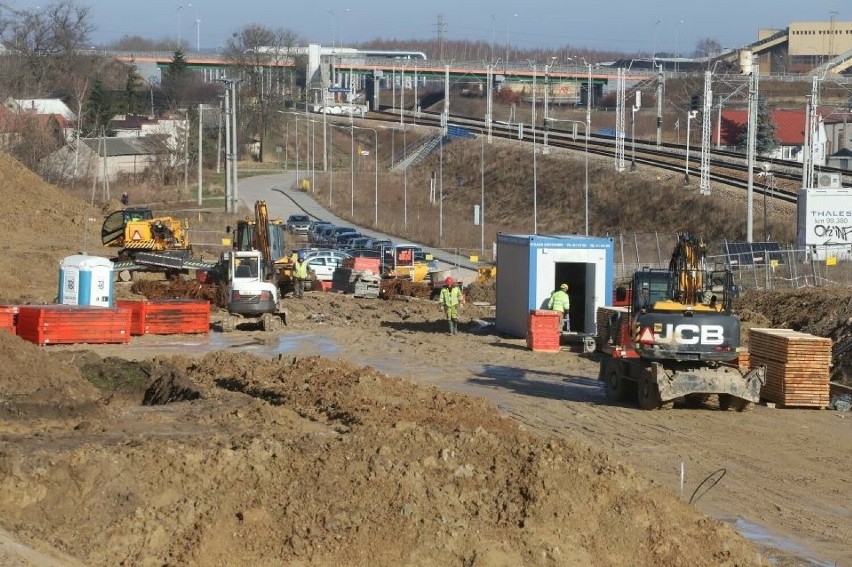 Budowa trasy N-S w Radomiu z kłopotami. Odkryto duże wysypisko śmieci. Trzeba je zlikwidować, żeby powstała nowa droga