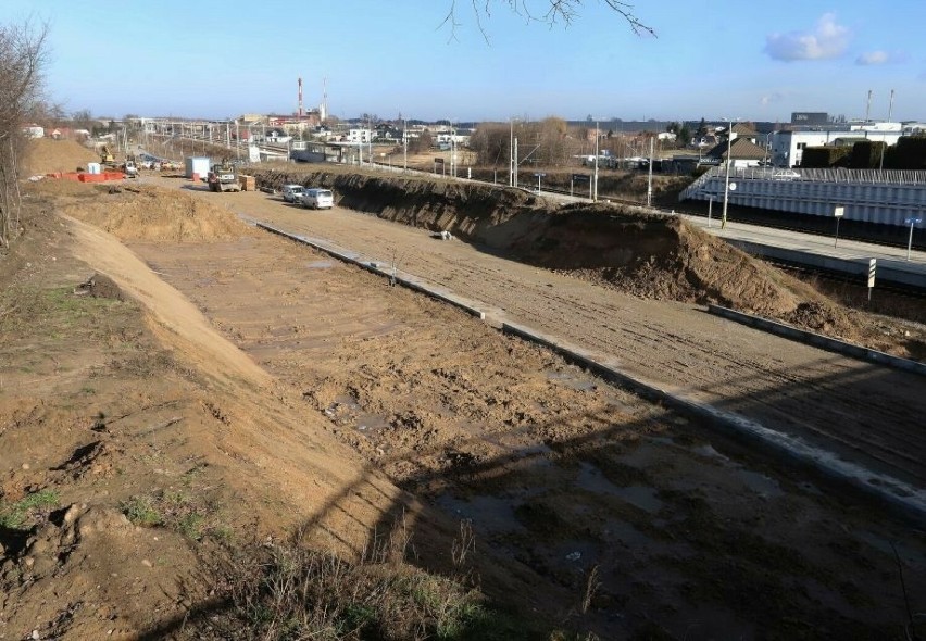 Budowa trasy N-S w Radomiu z kłopotami. Odkryto duże wysypisko śmieci. Trzeba je zlikwidować, żeby powstała nowa droga