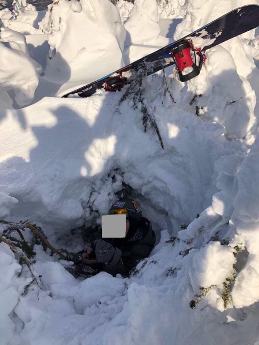 Snowboardzista wpadł do tzw. studni drzewnej. Na pomoc ruszyli ratownicy GOPR