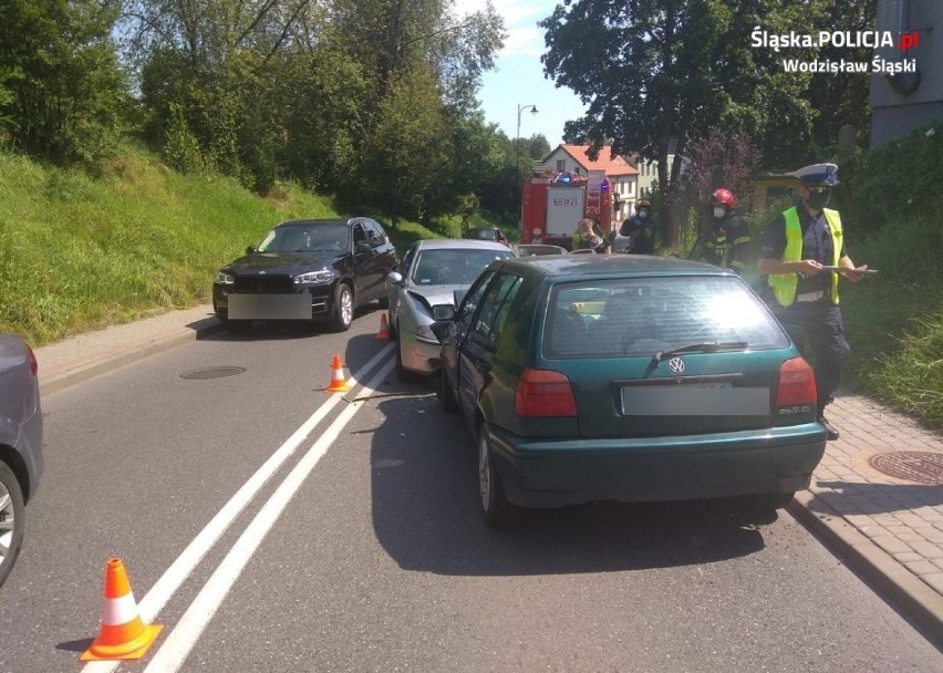 Dwa auta zderzyły się czołowo na ulicy Wałowej w Wodzisławiu...